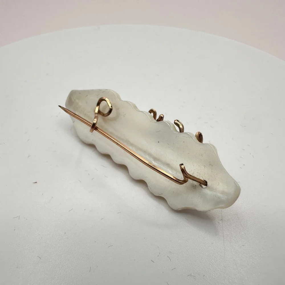 VTG 90s Script Mother Gold Tone Wire Wrapped Mother of Pearl Shell Brooch‎ Pin